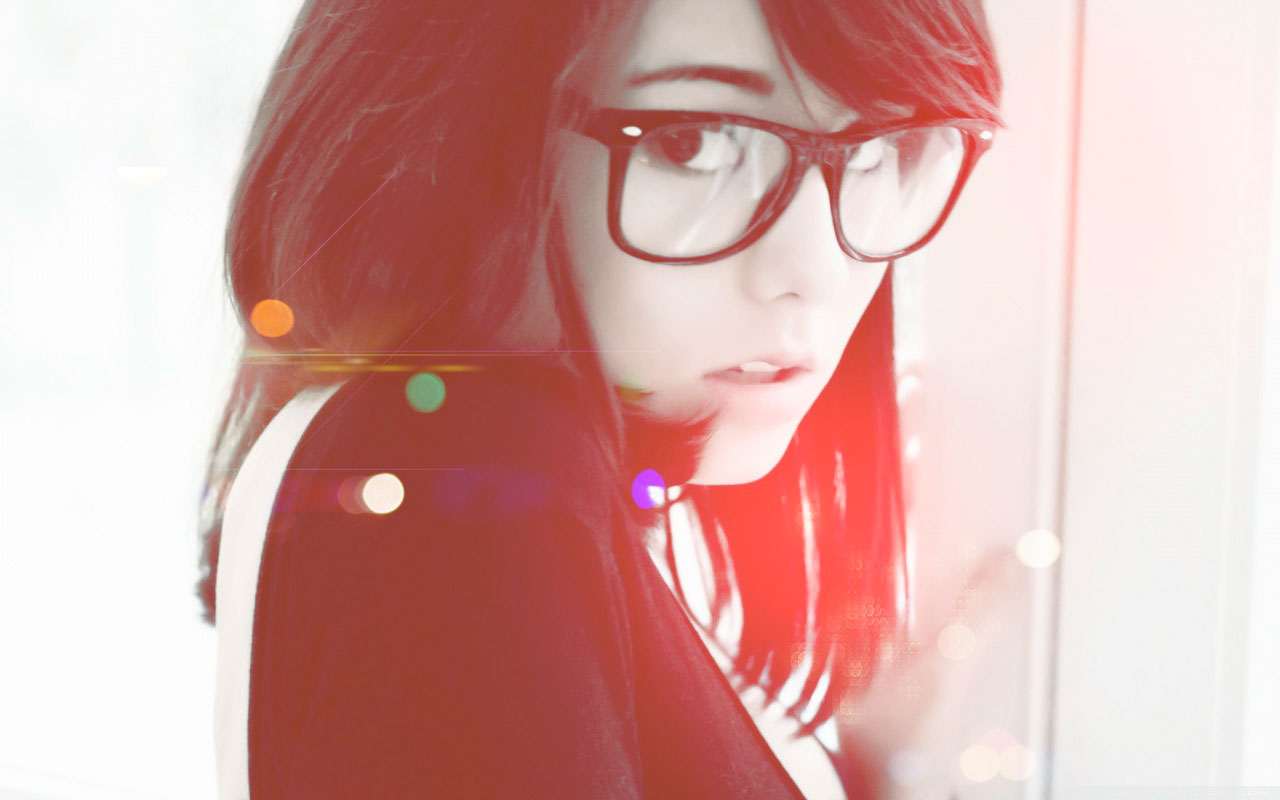 girl_in_glasses_2_sdgn-wallpaper-1280x800