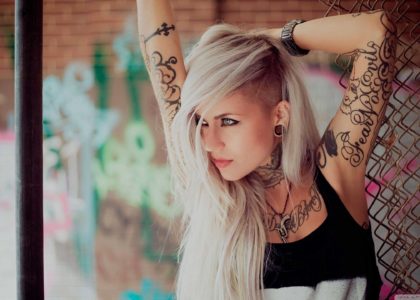 blonde_girl_tattoos-wallpaper-2560×1440