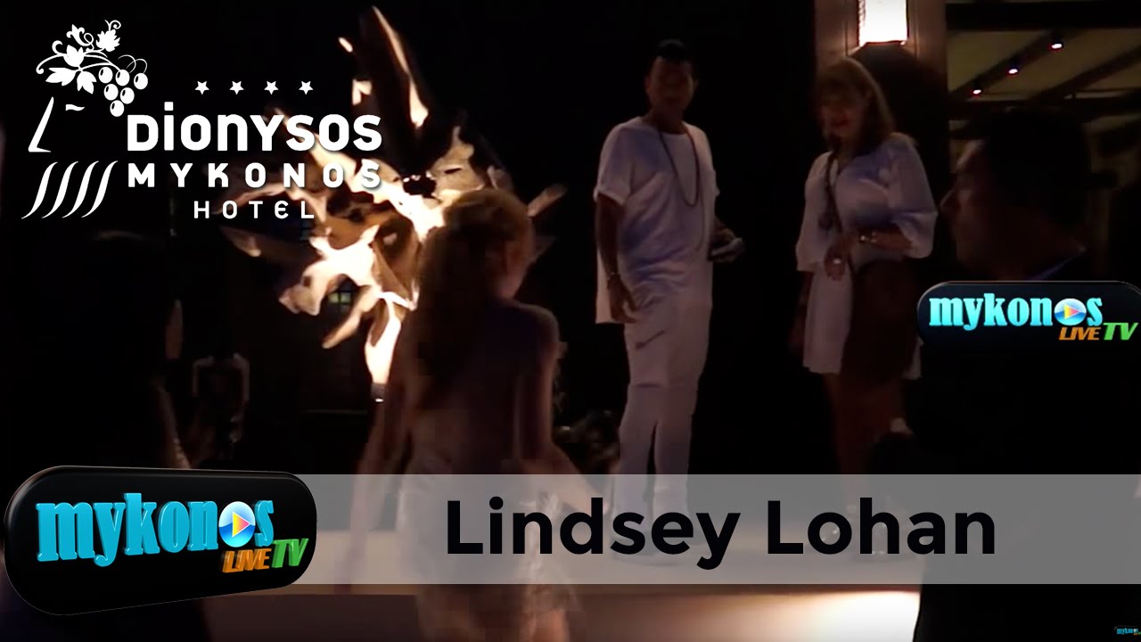i-epeisodiaki-eisodos-tis-Lindsay-Lohan-sto-partu-gia-ta-triakosta-genethlia-tis-stin-mukono-The-episodic-entry-of-Lindsay-Lohan-at-her-birthday-party-in-Mykonos-img