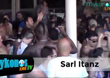 O-Sarl-Itanz-ksesalwnei-sto-Super-Paradise-stin-mukono-I-Sarl-Itanz-is-having-fun-in-Mykonos-img