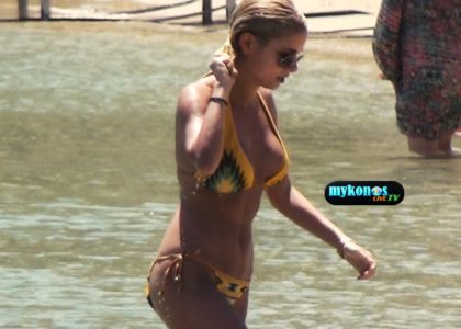 i-doukissa-nomikou-stin-paralia-tis-psarrou-me-bikini-poso-na-anteksoume-img