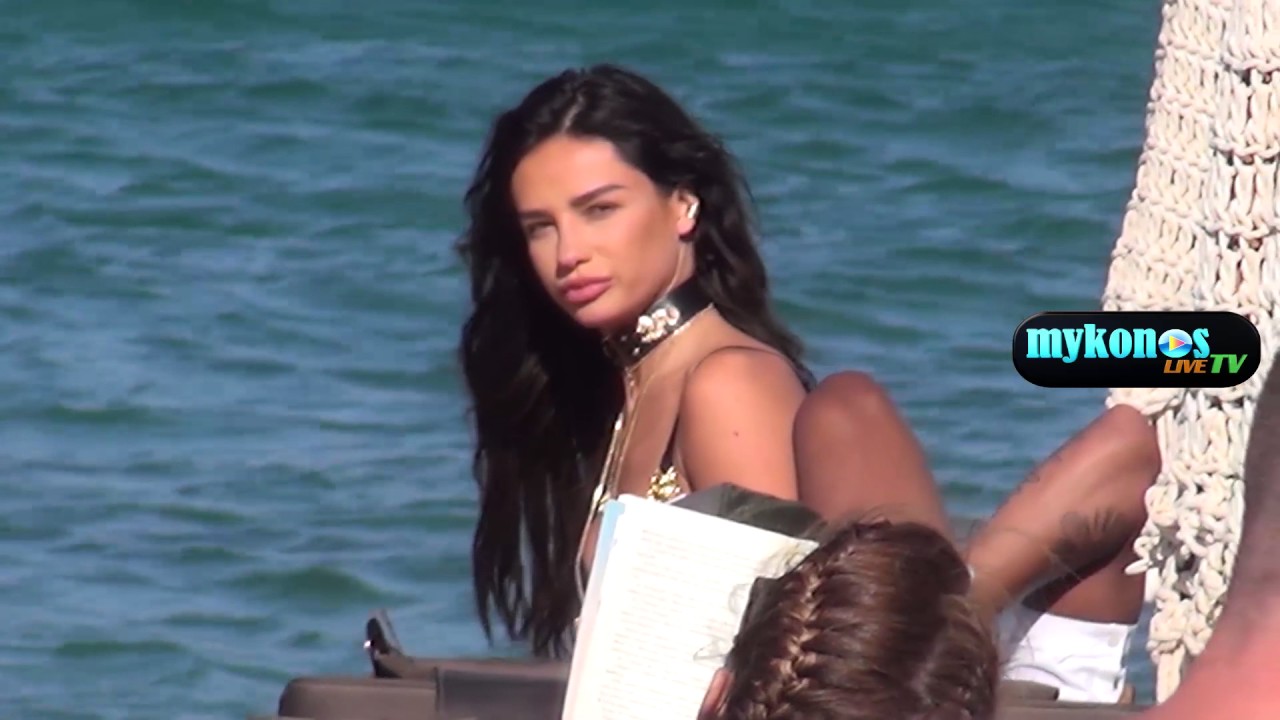 oloi-mukono-gia-na-deite-tin-thea-Ruby-Mae-img