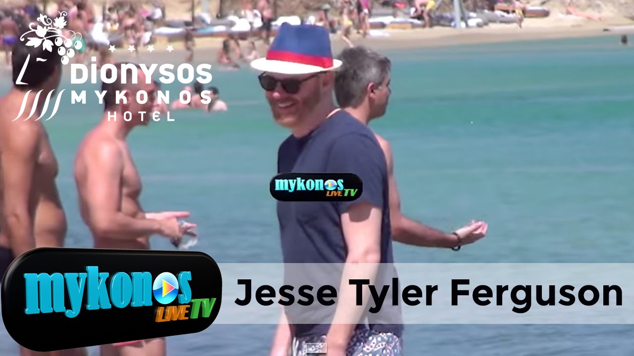 The-quiet-vacation-of-Modern-Family-star-Jesse-Tyler-Ferguson-in-the-cosmopolitan-island-of-Mykonos-img