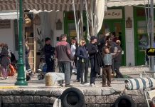 ΑΠΟΚΛΕΙΣΤΙΚΑ ΠΛΑΝΑ ΜΕ ΤΟΝ Brad Pitt ΣΤΟ ΙΣΤΟΡΙΚΟ ΚΙΤΡΙΝΟ FLAG DOLPHIN ΣΤΗΝ Ύδρα