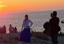 ΗΡΘΑΝ ΟΙ ΠΡΩΤΟΙ ΤΟΥΡΙΣΤΕΣ ΣΤΗΝ ΜΥΚΟΝΟ. ΠΟΙΟΙ ΕΚΑΝΑΝ ΠΟΔΑΡΙΚΟ