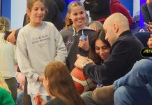 ΠΕΡΗΦΑΝΟΙ ΓΟΝΕΙΣ ΣΠΑΝΟΥΛΗΣ-ΧΟΨΟΝΙΔΟΥ ΣΤΗΝ ΜΥΚΟΝΟ ΓΙΑ ΝΑ ΑΠΟΛΑΥΣΟΥΝ ΤΟΝ ΓΙΟ ΤΟΥΣ