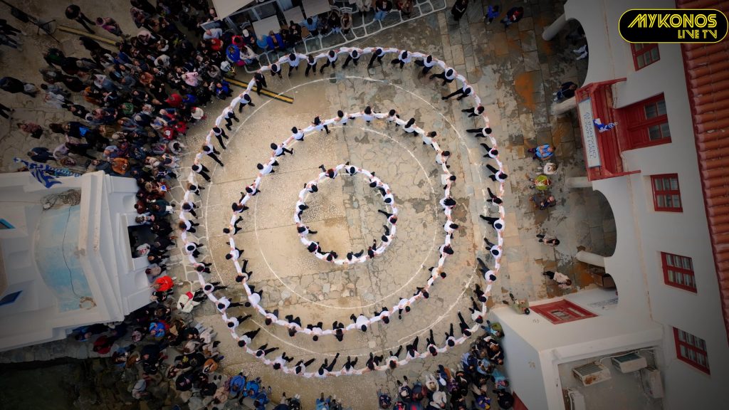 ΤΟ ΕΝΤΥΠΩΣΙΑΚΟ ΧΑΣΑΠΙΚΟ ΣΤΗΝ ΜΥΚΟΝΟ ΠΟΥ ΓΡΑΦΕΙ ΙΣΤΟΡΙΑ