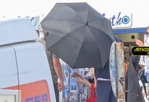 ΜΥΚΟΝΟΣ: ΜΕ ΤΕΡΑΣΤΙΕΣ ΜΑΥΡΕΣ ΟΜΠΡΕΛΕΣ SECURITY ΠΡΟΣΤΑΤΕΥΟΥΝ ΤΗ ΛΙΛΙ ΚΟΛΙΝΣ ΣΤΑ ΓΥΡΙΣΜΑΤΑ ΤΟΥ «EMILY IN PARIS» ΣΤΟΥΣ ΜΥΛΟΥΣ