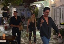 ΧΑΛΑΡΟΣ ΚΑΙ ΧΑΜΟΓΕΛΑΣΤΟΣ Ο ΟΙΚΟΝΟΜΟΠΟΥΛΟΣ ΣΤΗΝ ΜΥΚΟΝΟ