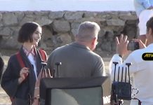 ΕMILY IN PARIS: EMILY & GABRIEL ΜΕ ΦΟΝΤΟ ΤΟ ΔΙΑΣΗΜΟ ΗΛΙΟΒΑΣΙΛΕΜΑ ΤΗΣ ΜΥΚΟΝΟΥ