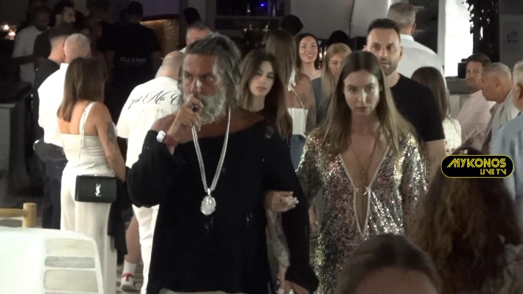 ZEUS & AFRODITE: ΟΙ «ΘΕΟΙ» ΤΟΥ INSTAGRAM ΣΤΗΝ ΜΥΚΟΝΟ