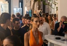 ΑΝΝΑ ΜΑΡΙΑ ΗΛΙΑΔΟΥ: ΤΟ ΕΝΤΥΠΩΣΙΑΚΟ ΜΟΝΤΕΛΟ ΜΕ ΠΟΡΤΟΚΑΛΙ ΣΕΞΥ ΦΟΡΕΜΑ ΣΤΗΝ ΜΥΚΟΝΟ
