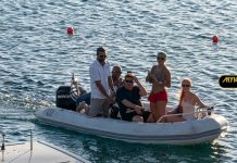 ΑΠΟΚΛΕΙΣΤΙΚΟ ΒΙΝΤΕΟ: Η Rita Ora ΕΠΕΛΕΞΕ ΤΗ ΜΥΚΟΝΟ ΓΙΑ ΤΙΣ ΚΑΛΟΚΑΙΡΙΝΕΣ ΤΗΣ ΔΙΑΚΟΠΕΣ