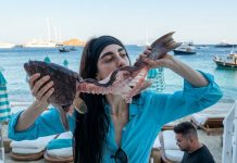 ΓΝΩΣΤΗ ΙΤΑΛΙΔΑ ΗΘΟΠΟΙΟΣ & ΜΟΝΤΕΛΟ ΤΡΩΕΙ ΦΡΕΣΚΟ ΩΜΟ ΨΑΡΙ ΣΤΟ NAMMOS ΤΗΣ ΜΥΚΟΝΟΥ ΚΑΙ ΓΙΝΕΤΑΙ VIRAL