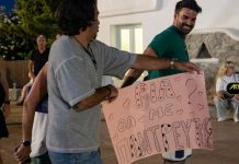 ΑΛΕΞΑΝΔΡΟΥ ΣΤΗΝ ΣΥΝΑΥΛΙΑ ΤΗΣ ΕΛΛΗΝΙΔΟΥ ΣΤΗΝ ΜΥΚΟΝΟ: Η ΑΦΙΞΗ ΜΕ ΤΟ ΤΕΡΑΣΤΙΟ ΜΑΥΡΟ ΤΖΙΠ ΚΑΙ ΤΟ ΠΑΝΟ ΜΕ ΤΟ ΜΗΝΥΜΑ «ΡΙΑ, ΘΑ ΜΕ ΠΑΝΤΡΕΥΤΕΙΣ;»