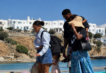Η «ΑΠΟΒΑΣΗ» ΤΗΣ ΟΙΚΟΓΕΝΕΙΑΣ ΤΟΥ ΓΙΑΝΝΗ ΑΝΤΕΤΟΚΟΥΝΜΠΟ ΣΤΗΝ ΨΑΡΡΟΥ