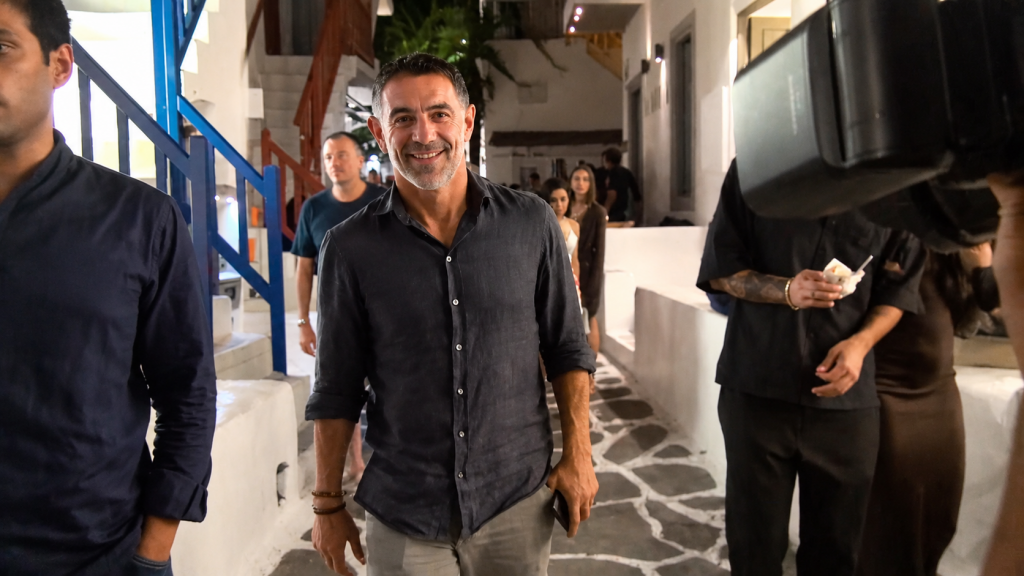 Ο «ΤΥΠΑΡΑΣ» ΓΙΩΡΓΟΣ ΚΑΡΑΓΚΟΥΝΗΣ ΝΥΧΤΟΠΕΡΠΑΤΑΕΙ ΣΤΗΝ ΜΥΚΟΝΟ