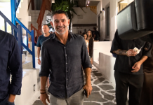 Ο «ΤΥΠΑΡΑΣ» ΓΙΩΡΓΟΣ ΚΑΡΑΓΚΟΥΝΗΣ ΝΥΧΤΟΠΕΡΠΑΤΑΕΙ ΣΤΗΝ ΜΥΚΟΝΟ
