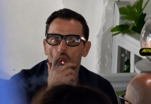ΜΕ ΜΑΥΡΟ ΣΤΥΛΑΤΟ ΓΥΑΛΙ ΚΑΙ ΠΟΥΡΟ Ο ΝΙΚΟΣ ΒΕΡΤΗΣ ΣΤΗΝ ΜΥΚΟΝΟ