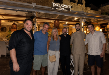 Η ΕΠΙΣΚΕΨΗ ΤΟΥ ΚΥΡΙΑΚΟΥ ΜΗΤΣΟΤΑΚΗ ΜΕ ΤΗ ΣΥΖΥΓΟ ΤΟΥ ΜΑΡΕΒΑ ΚΑΙ ΤΟΝ ΓΙΟ ΤΟΥ ΣΕ ΓΝΩΣΤΟ ΕΣΤΙΑΤΟΡΙΟ ΣΤΑ ΧΑΝΙΑ ΤΗΣ ΚΡΗΤΗΣ