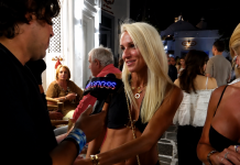 ΗΛΙΟΚΑΜΕΝΗ ΚΑΙ ΜΕ ΑΚΡΩΣ ΚΑΛΟΚΑΙΡΙΝΟ ΣΤΥΛ Η ΚΑΤΕΡΙΝΑ ΠΑΝΑΓΟΠΟΥΛΟΥ ΣΤΗΝ ΜΥΚΟΝΟ