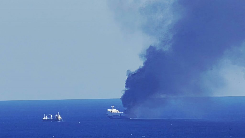 ΑΠΟΚΛΕΙΣΤΙΚΑ ΠΛΑΝΑ ΑΠΟ ΤΟ ΠΛΟΙΟ ΠΟΥ ΕΧΕΙ ΤΥΛΙΧΘΕΙ ΣΤΙΣ ΦΛΟΓΕΣ ΣΤΗ ΜΥΚΟΝΟ