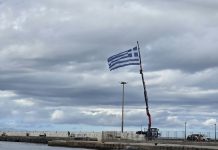 Η ΤΕΡΑΣΤΙΑ ΕΛΛΗΝΙΚΗ ΣΗΜΑΙΑ ΠΟΥ ΣΤΗΘΗΚΕ ΣΤΟ ΠΑΛΙΟ ΛΙΜΑΝΙ ΤΗΣ ΜΥΚΟΝΟΥ